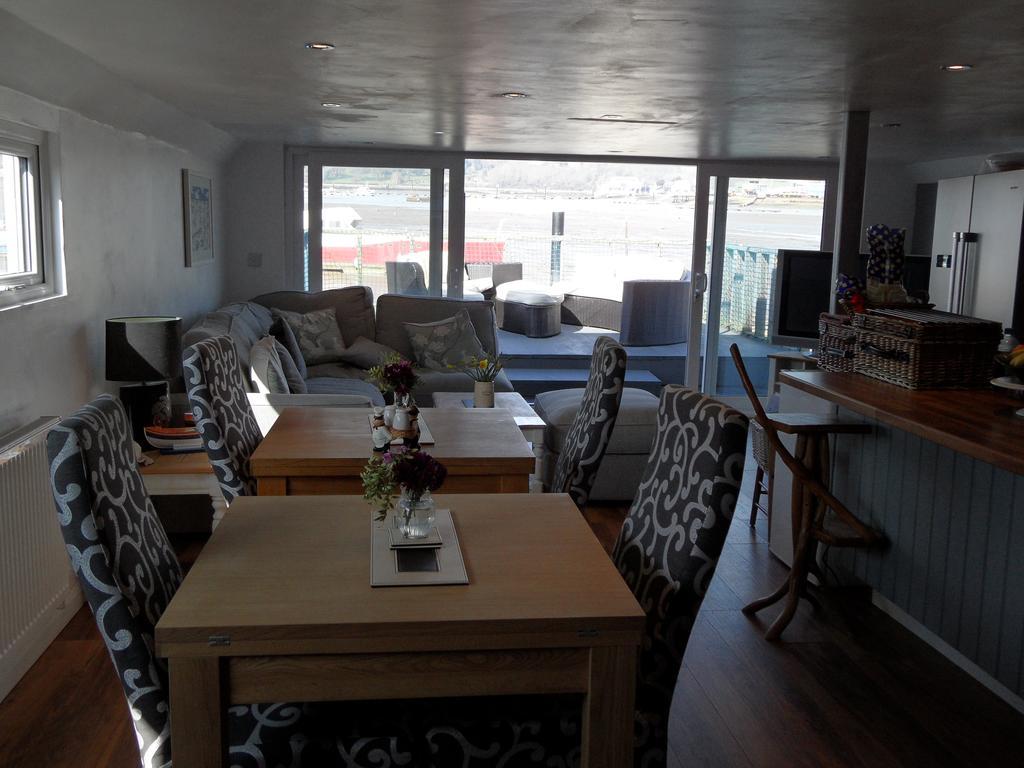 뉴포트 Houseboat Harbourside View B&B 외부 사진