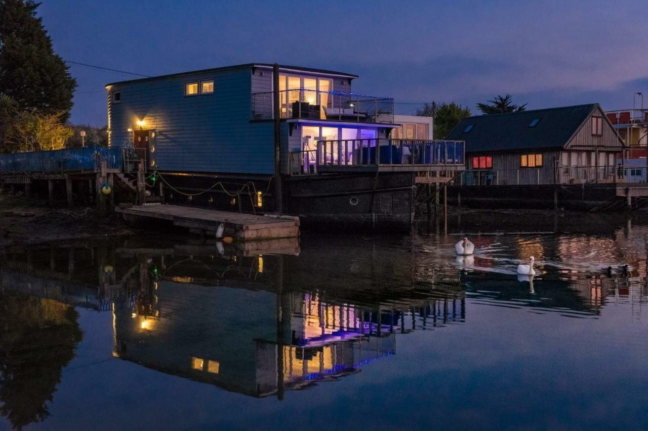 뉴포트 Houseboat Harbourside View B&B 외부 사진